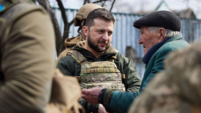 Зеленский приехал в Бучу после отхода воск РФ и поговорил с местными жителями