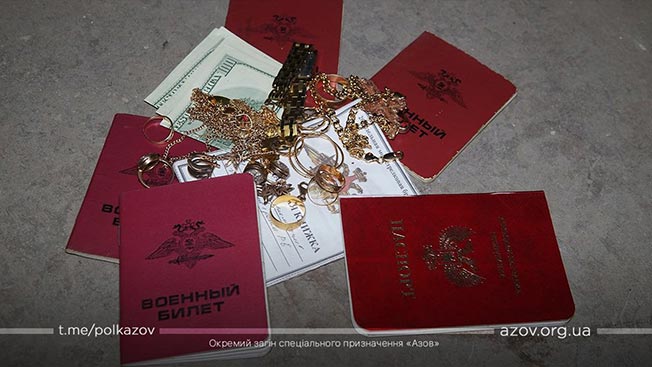 Российская армия мародерствует в Украине, не брезгует даже женскими трусами и прокладками
