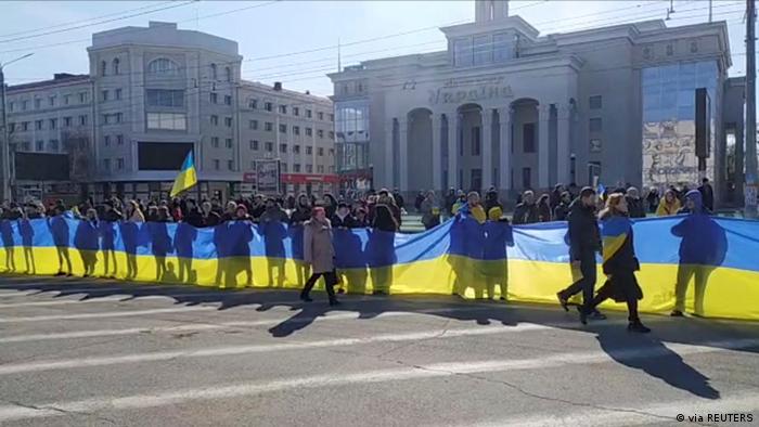 Херсонцы на митинге против российских оккупантов
